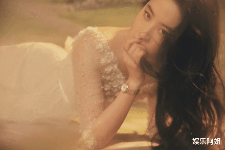 刘亦菲|刘亦菲是不老的吗？活动化身霸道女总，这仪态颜值我敢打一百分！