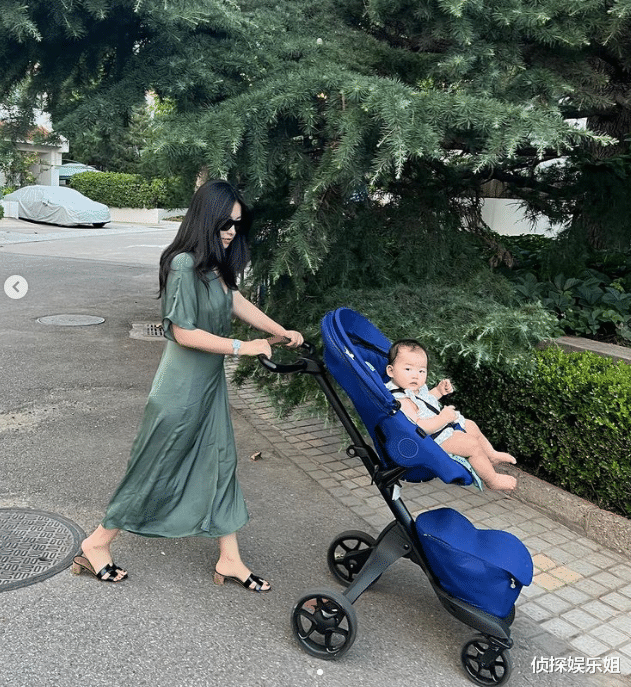 朱珠|朱珠老公晒带娃日常，10个月王珠宝长得白白胖胖，和爸爸越来越像