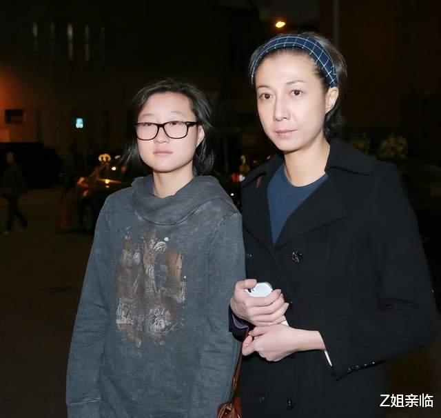 郑少秋|表面是星二代,实际是可怜人,有亲爹像没有,最长38年没见过爸爸