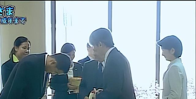 02年真子佳子的泰国行,接花礼仪到位,向诗丽吉行屈膝礼规范可爱