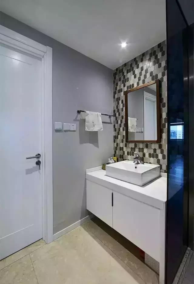 把洗手台放在卫生间门外，加上隔断竟然好美，真适合小户型！