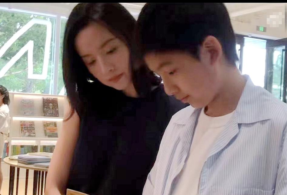 董洁|13岁顶顶太秀气？董洁身兼父职让儿子骑山地车，曝孩子摔得很惨