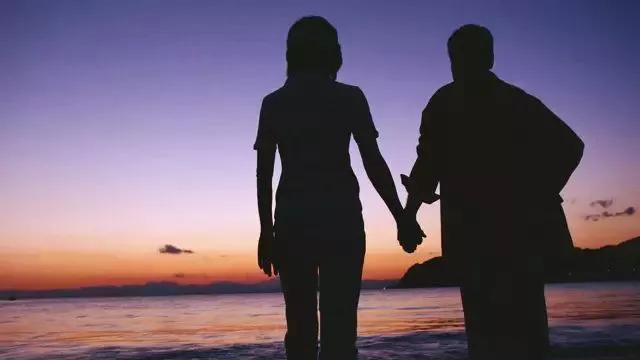 小伙与相识月余的美女分手并送三千元营养费。对方指责他无担当
