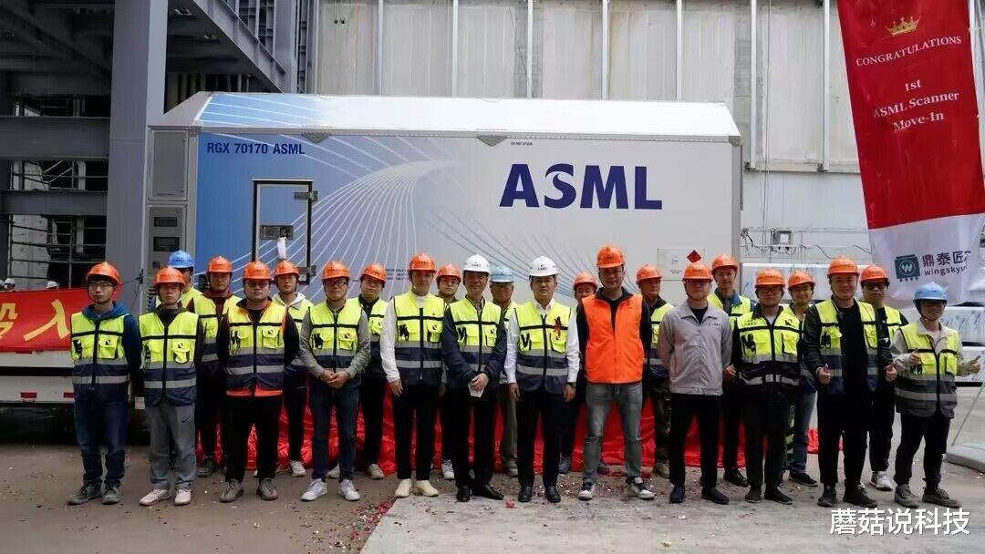 阿斯麦尔|中企订购光刻机到货，ASML也态度坚决，外媒：ASML摆脱不了限制！