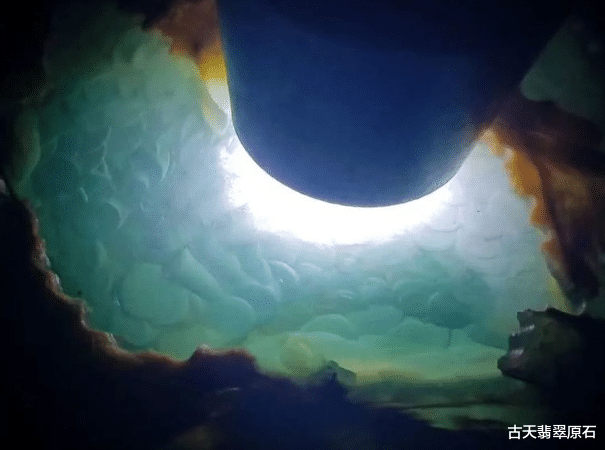 翡翠|得有多少运气才能玩到这样的木那料?窗一开出来就知道要涨“翻了”!