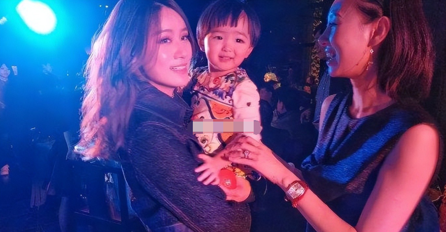 范志毅|范志毅大女儿和小妈关系很好,两人在一起合影时,如同姐妹花一样