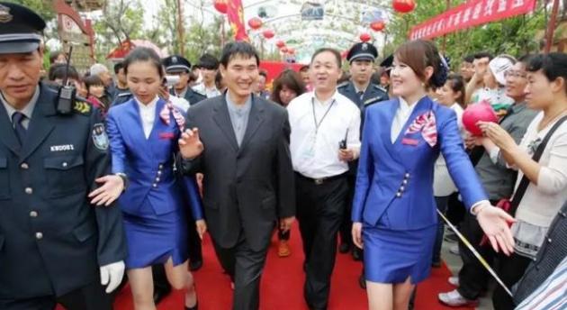 朱之文|大衣哥带儿子去五星级酒店吃饭，朱小伟紧盯桌上菜，网友：丢人