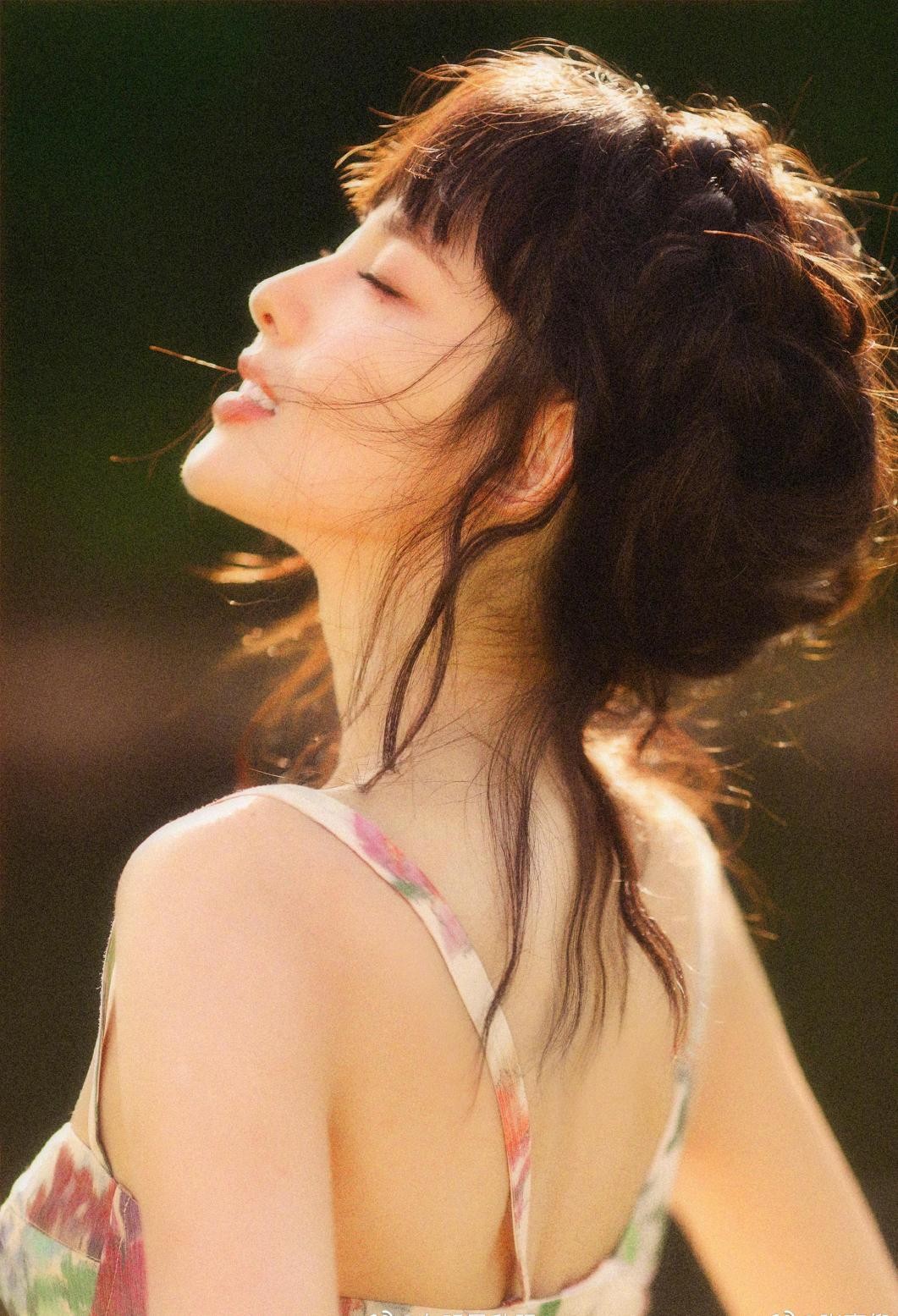 张嘉倪35岁的状态让我羡慕了，穿碎花蓬蓬裙，梦回18岁的“紫菱”