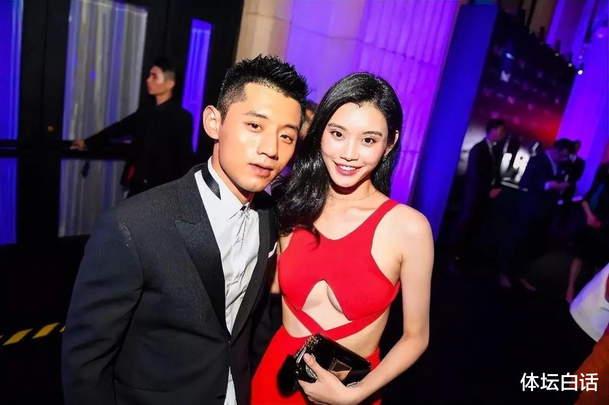 张继科|张继科晒全家福庆生！60岁妈韵味十足，与二婚美女同居疑好事将近