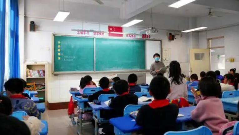 张峻豪|3岁上央视，5岁上春晚，看着年挣百万的张峻豪，父母却说后悔了？