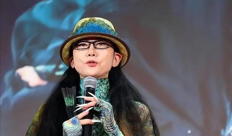 杨丽萍|和杨丽萍离婚后，又倒追20年，百亿财产无人继承，刘淳晴图什么？