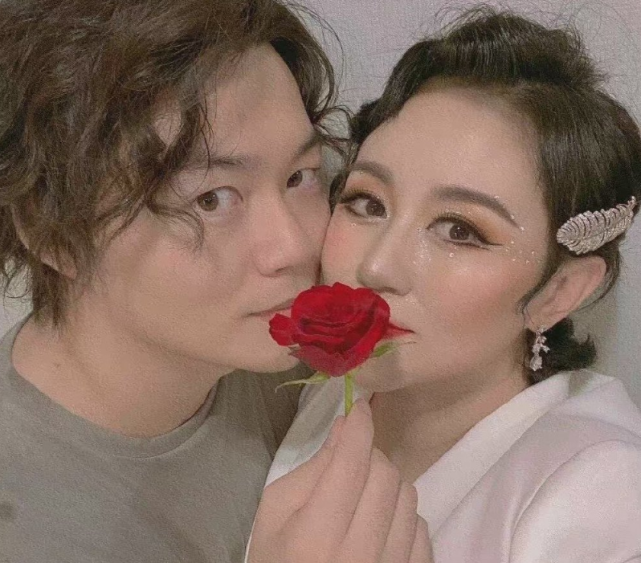 马丽|马丽晒照为许文赫庆祝父亲节,甜蜜喊话孩儿他爸,亲吻老公脸颊超甜