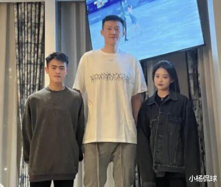 广东男篮|太羡慕！宏远千金+少爷与广东三大头牌合影+获签名，众人全程配合