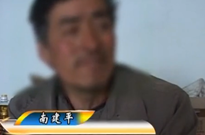 2010年,50岁光棍欲带23岁女友私奔,流产后才知女友竟是男儿身