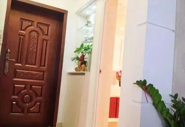 去参观朋友新房,看完大笑了,谁想到把抽油烟机挂那儿的?人才啊