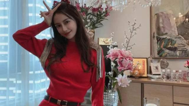 Angelababy|Baby晒家居照给网友拜年，曝光香港豪宅内景，风格简约充满高级感