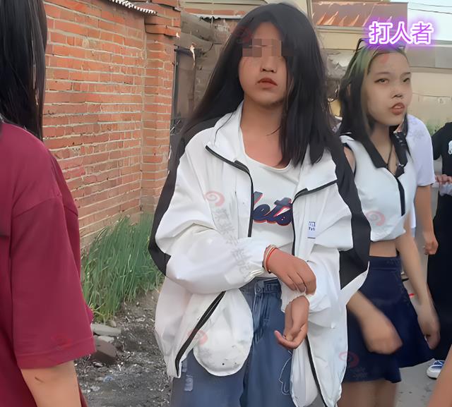 可怜!一女子被3名女生轮流扇耳光,全程没还手,网友:无法无天
