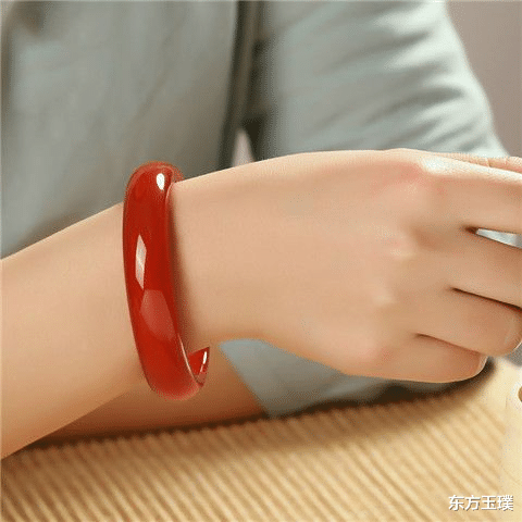 翡翠|都是“石头”，为什么翡翠比玛瑙贵那么多？