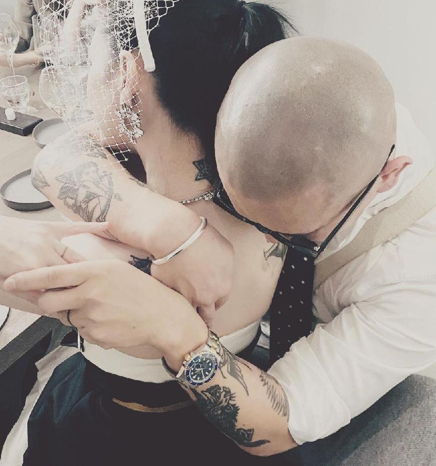 抹胸裙减龄还贵气，爱美的大S的搭配技巧，看着还挺贵气的