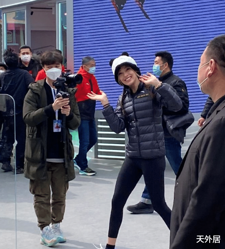 谷爱凌|谷爱凌麻花辫现身,零距离互动粉丝!街边弹钢琴,小朋友不愿合影