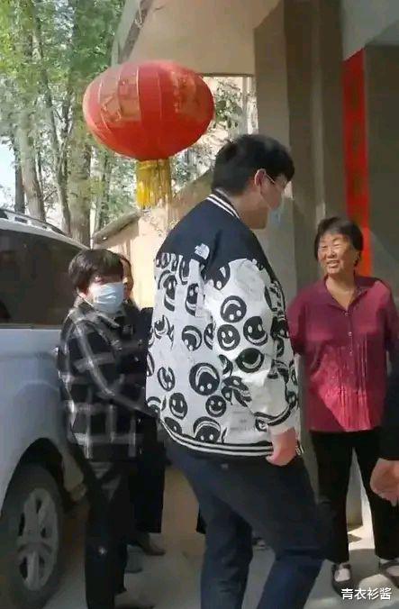 |大衣哥儿子看望丈母娘,神情自若落落大方,不愧是农民歌手的儿子