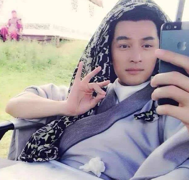 赵丽颖|明星片场休息花样多:仙女斗地主,赵丽颖啃雪糕,杨幂在抠脚?