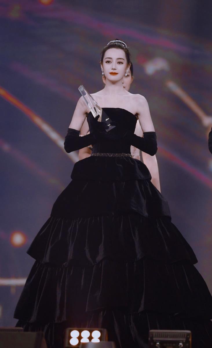 迪丽热巴|迪丽热巴赫本风造型直接封神！