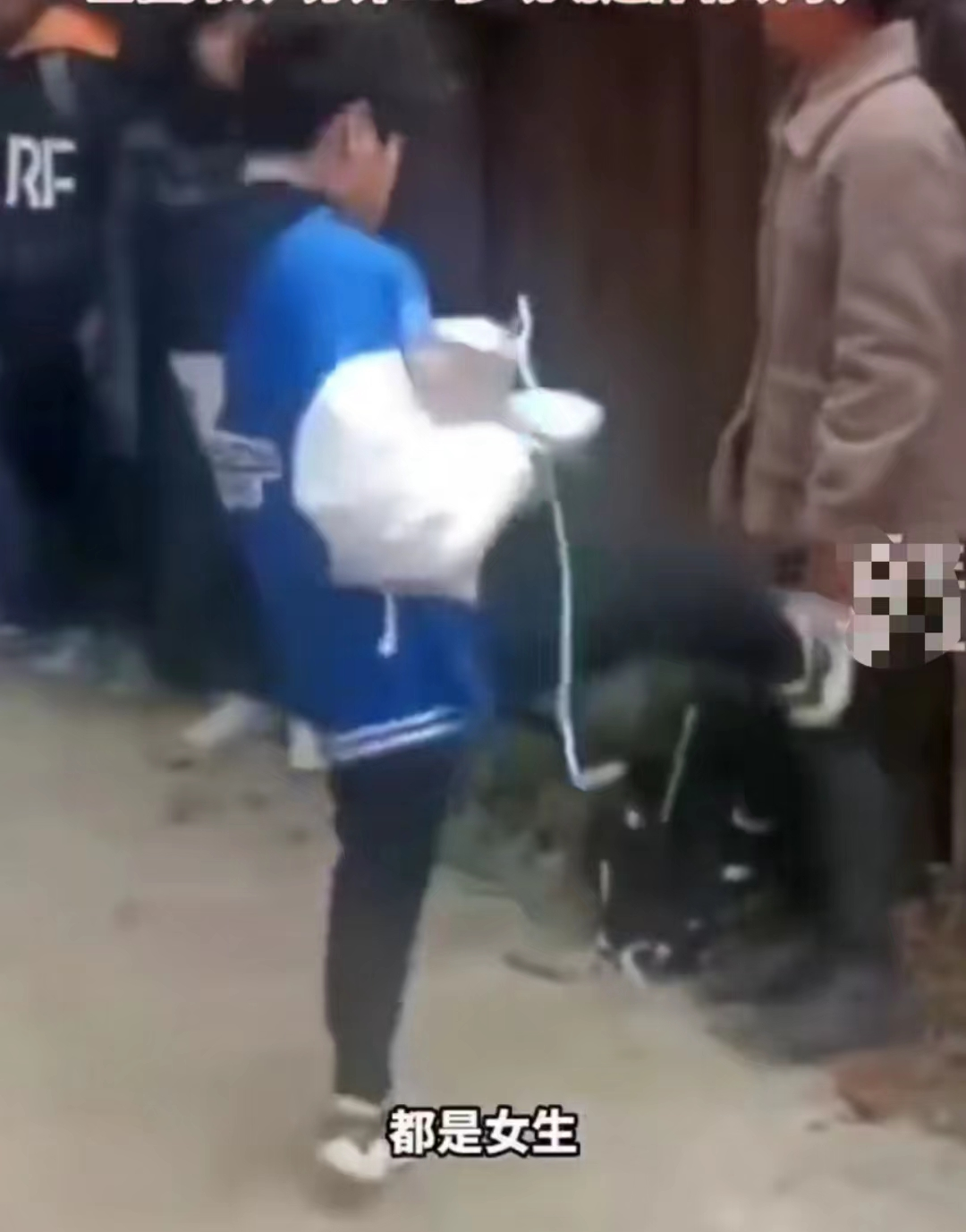 ?湖南12岁女生,遭2名学生“掌掴飞踹”,母亲去世乡亲为其撑腰