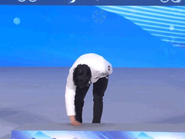 韩国队|韩国运动员“擦拭”颁奖台，引发网友热议：阿猫阿狗也敢装蒜