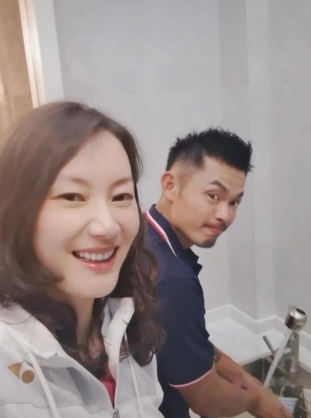 谢杏芳|林丹夫妇私下散步被偶遇，谢杏芳在后紧跟老公步伐，两人打扮低调