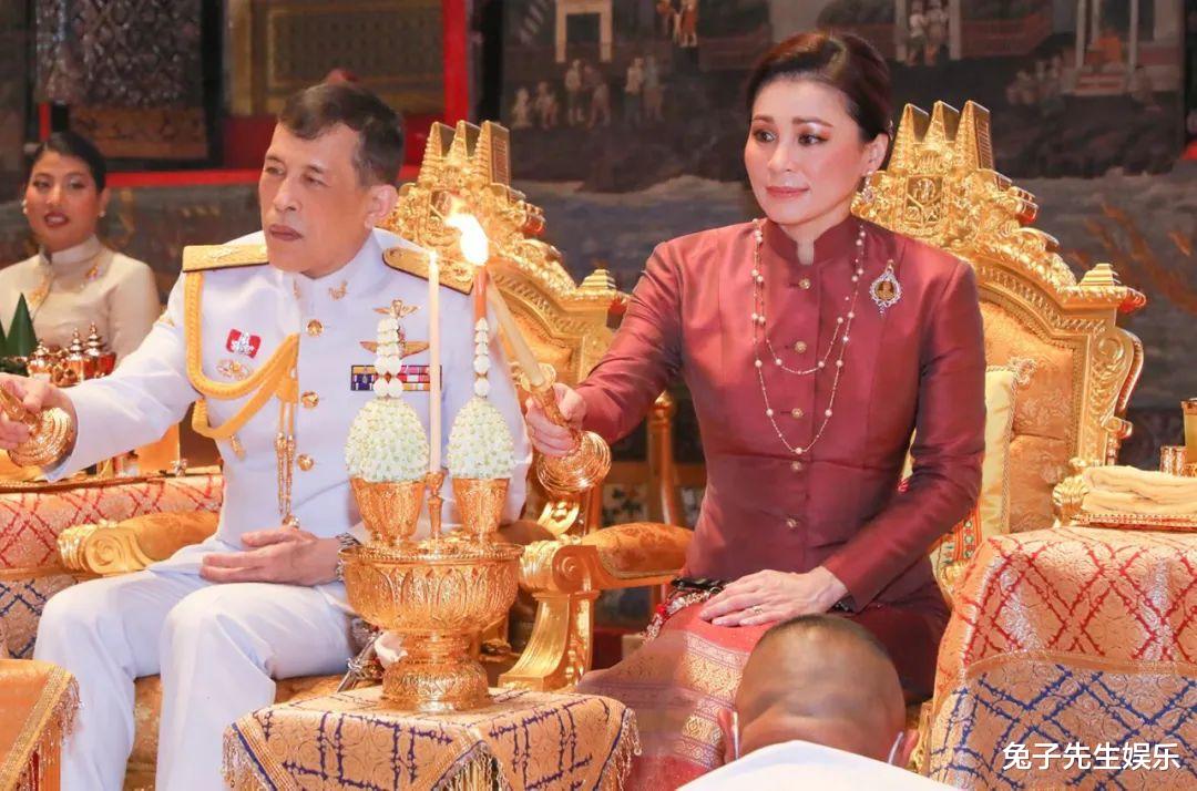 苏提达|泰王夫妇迎婚后第3个情人节，44岁王后穿红裙，与玛哈眉目传情！