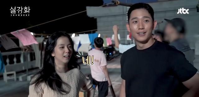 丁海寅|登上热搜!《雪降花》Jisoo、丁海寅浪漫顶楼咖啡吻,花絮大公开