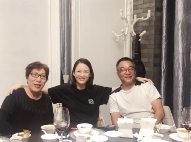 乔任梁|乔任梁去世六年，乔爸为儿子扫墓，乔妈腿犯病缺席，二老拥抱鼓励惹泪目