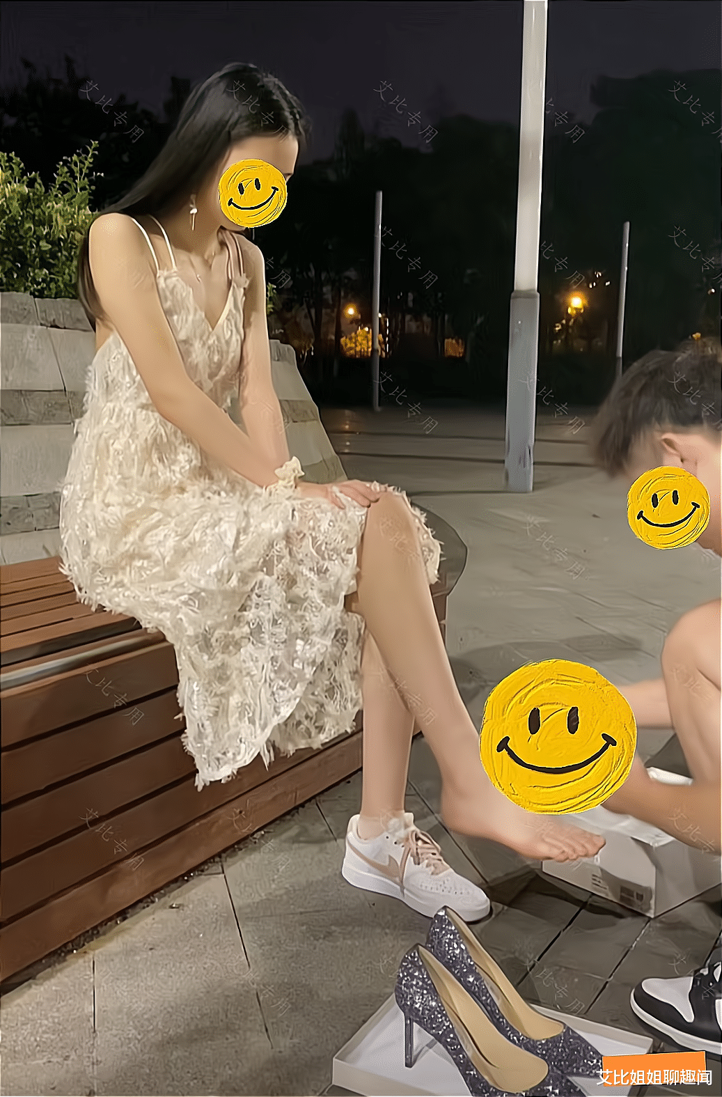 女子和男友出门逛街，男友主动蹲下身，亲自给女子穿上高跟鞋
