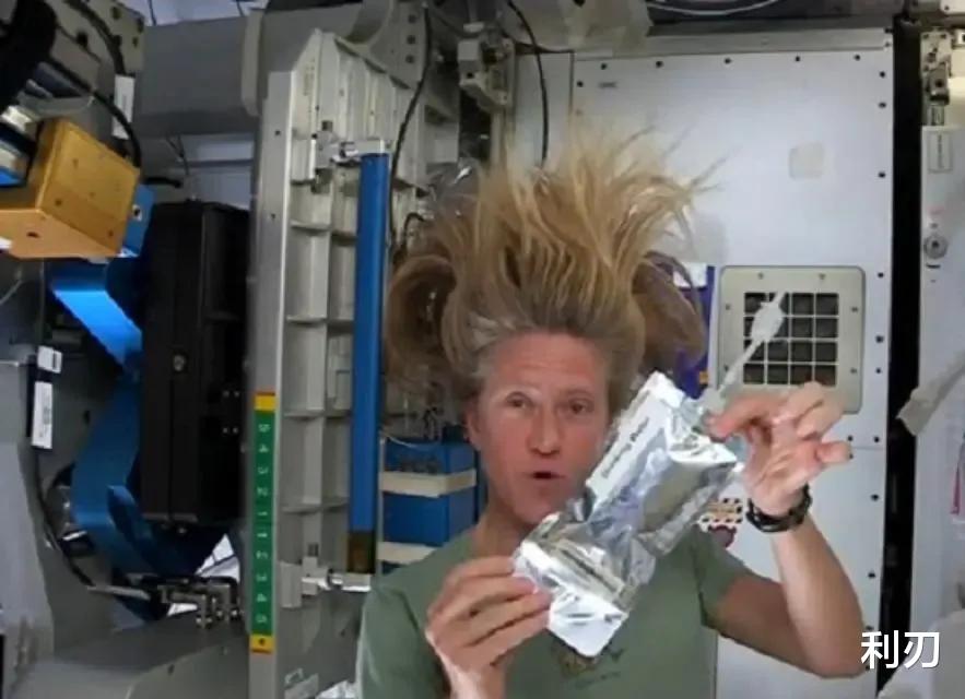 王亚平和2名男性同住太空,如何睡觉洗澡上厕所?生理期咋办?