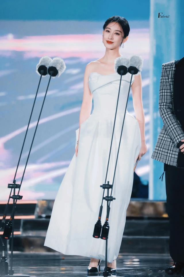 张俪|演员张俪亮相海影节闭幕式红毯