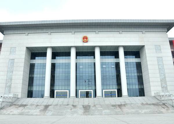 离婚后女方为孩子登记姓名随自己姓，男方起诉改姓被法院驳回