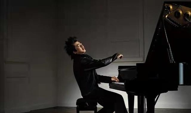 参观郎朗现实的豪宅,每个房间都有钢琴,连楼梯阶梯都是钢琴键