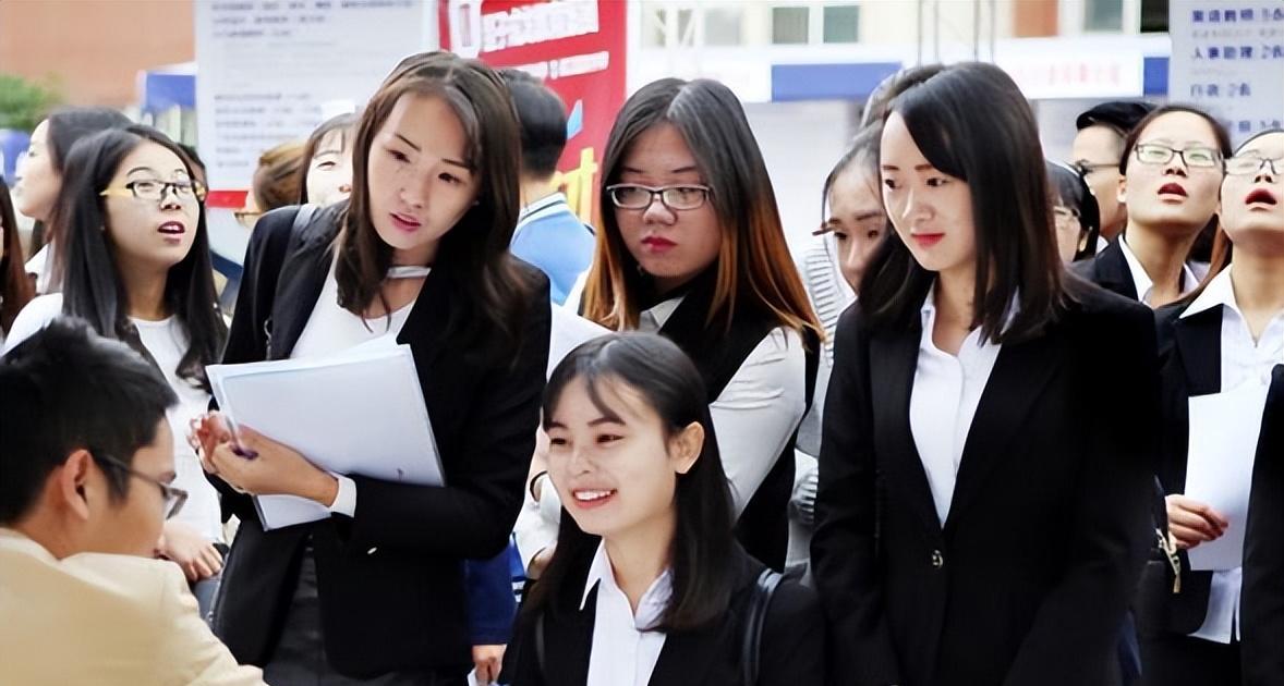 |大学生的“迷惑求职观”，月薪过万无人问津，3000的岗位扎堆争抢