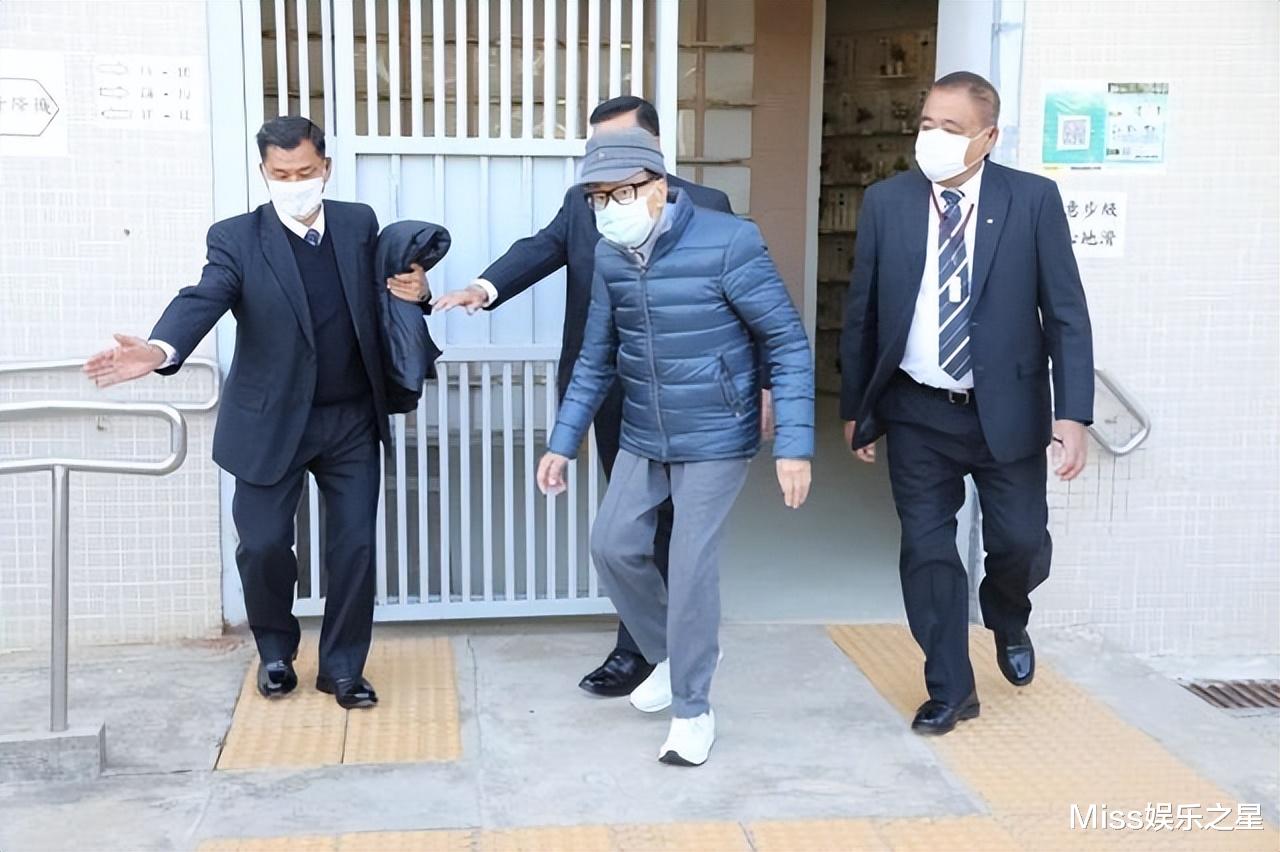 李嘉诚|李嘉诚身体堪忧,吃156万一颗的天价药,如今94岁高龄走路成问题