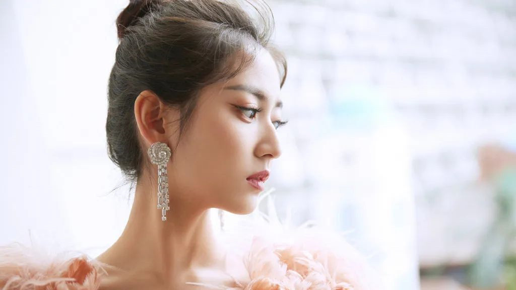 陈钰琪|陈钰琪新剧《超时空罗曼史》开播，30岁至今单身的她，美的让人窒息