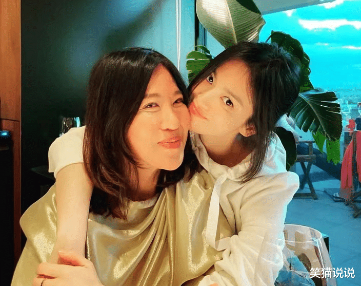 减脂 宋慧乔风衣低调亮相回国机场，最新活动图释出好美，闺蜜晒合照好有青春感！