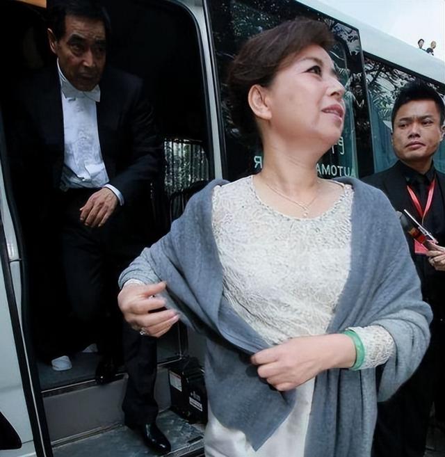 郭晶晶|“清醒贵妇”郭晶晶:打破豪门阔太形象,节俭举动帮霍家保全名声