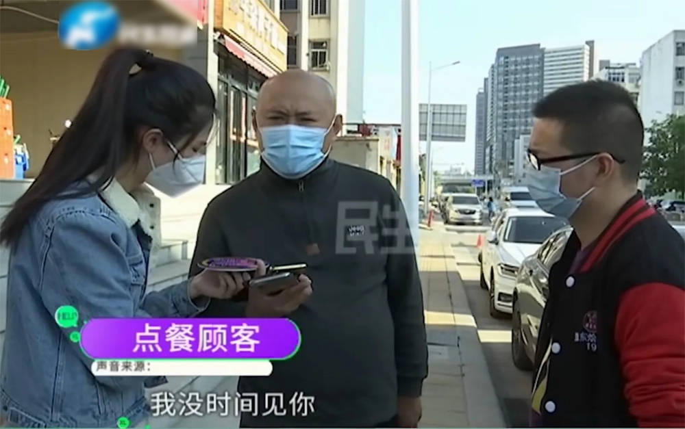 原创男子三次投诉外卖里有棉签,老板求对质,打电话不敢露面