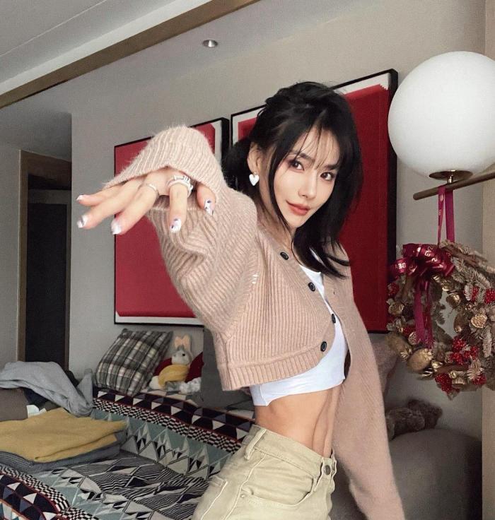 长腿 清纯性感风运动美女，长腿短发气场很强