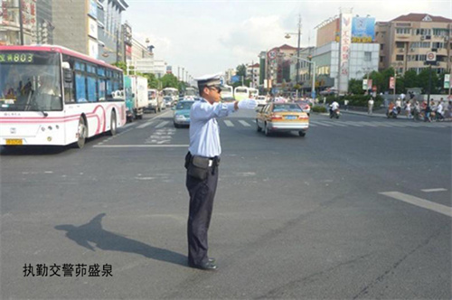 15年上海宝马车主违规停车,交警劝阻后竟直接冲撞,最终酿成大祸