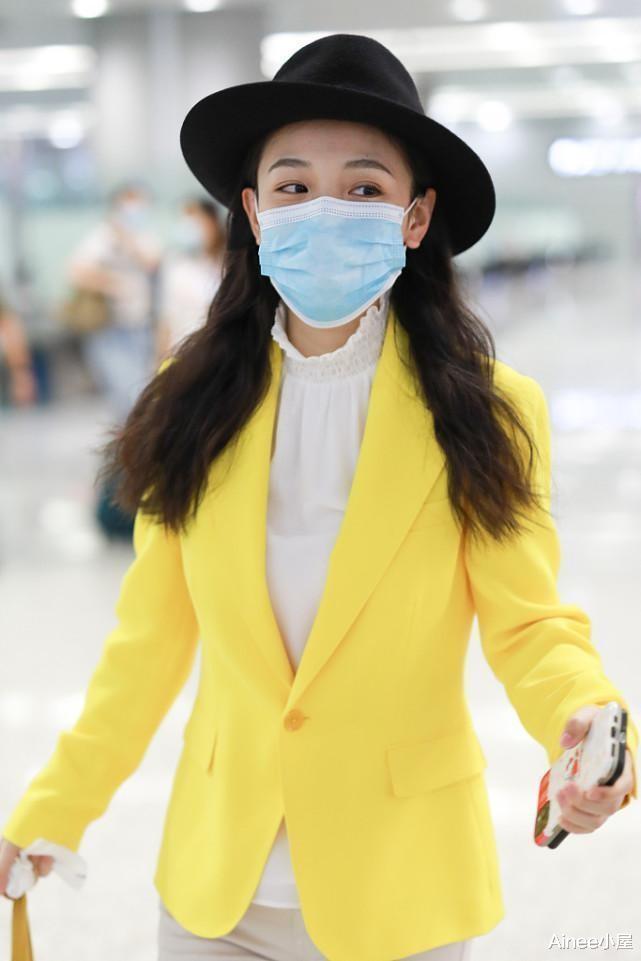 商品房预售|吴倩真没有30+的感觉,荧光色西装配白衬衫,素颜气质也挺甜