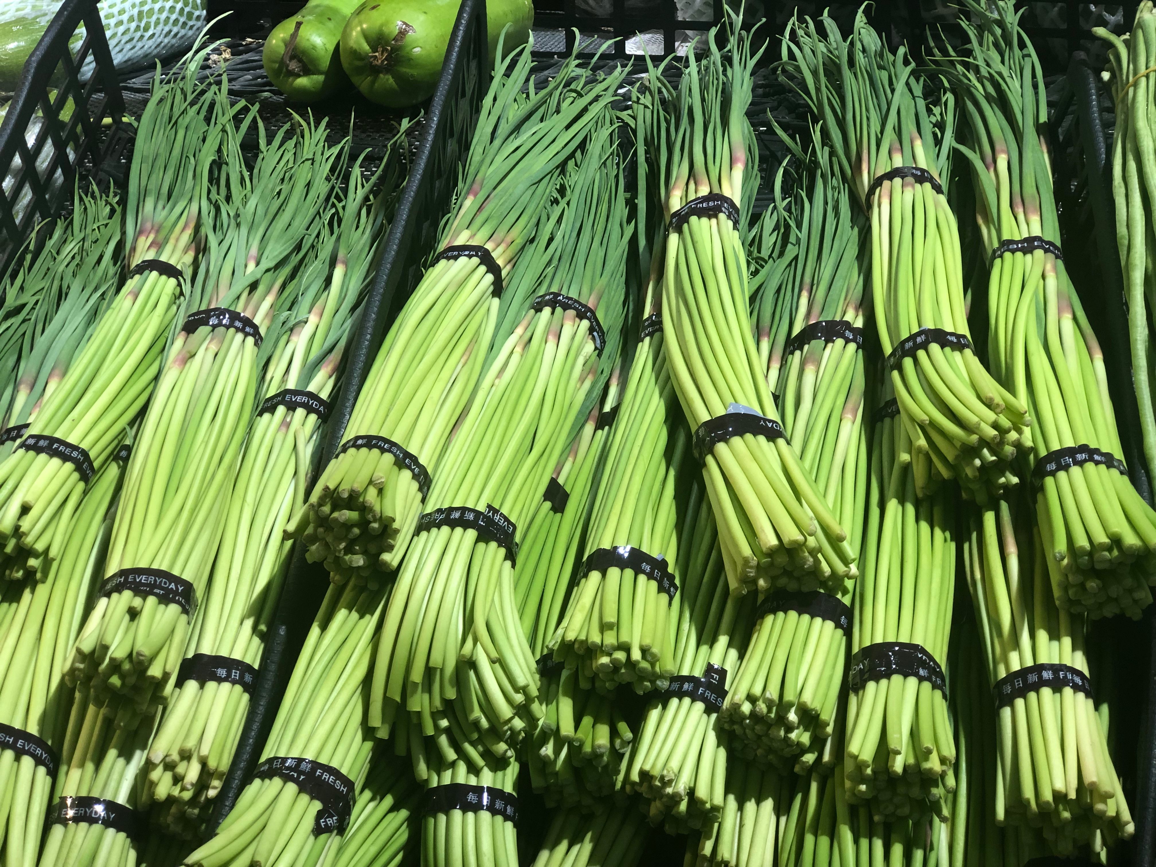 买蒜苔时,遇到“红帽”和“白帽”怎么选?菜农教你技巧,别瞎买