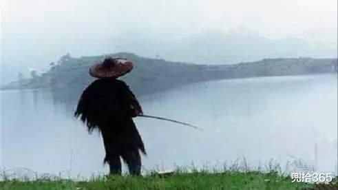 河南|河南的一个七旬老人火了,钓鱼带着氧气瓶,网友:邓刚都是菜鸟