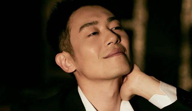 朱亚文|朱亚文:结婚8年零绯闻,为了减轻对妻女的思念,他把家搬到剧组